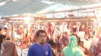 Setelah mogok berjualan, pedagang daging sapi di pasar Tigaraksa, Kabupaten Tangerang kembali berjualan, Selasa 1 Maret 2022.