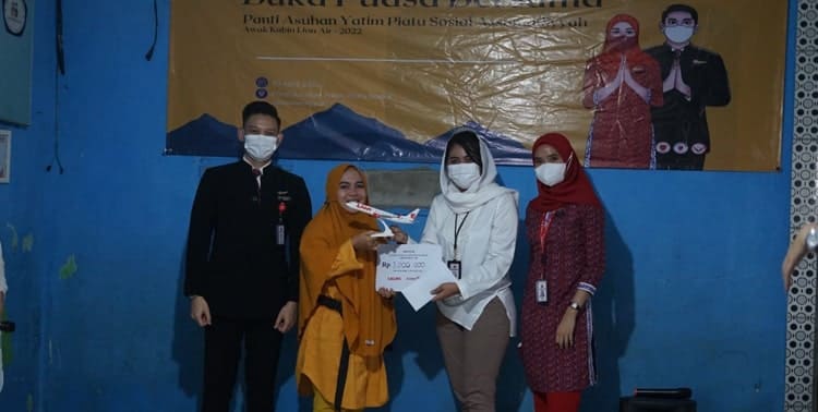 Awak Kabin maskapai penerbangan Lion Air berbuka puasa bersama dan menyalurkan bantuan untuk anak yatim piatu di Yayasan Asuhan Yatim Piatu Assomadiyyah yang berlokasi Jalan Raya Cadas Kukun, Kuta Bumi Sepatan, Kabupaten Tangerang.