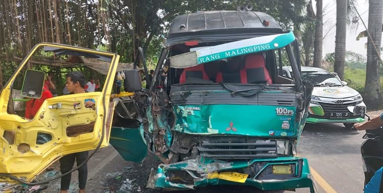 Tiga mobil mengalami kecelakaan di Jalan Raya Serang Pandeglang, Kampung Pertanian Desa Baros Kecamatan Baros, Kabupaten Serang, Selasa, 19 April 2022.