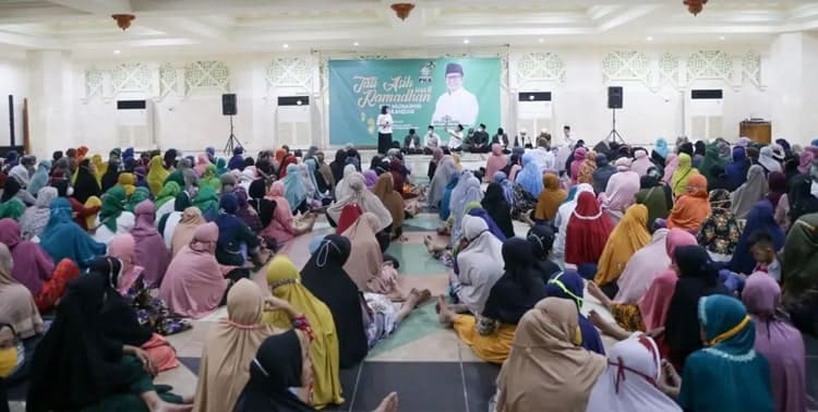Ketua Umum Partai Kebangkitan Bangsa (PKB) A. Muhaimin Iskandar menggelar kegiatan Tali Kasih Ramadan bersama kaum fakir miskin di Aula Masjid Al Amjad, Tigaraksa Kabupaten Tangerang.