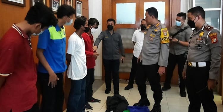 Sebanyak 11 anak usia pelajar diamankan aparat gabungan Polres Metro Tangerang Kota dan Dandim 0506 saat melakukan patroli di sejumlah lokasi. Mereka diamankan lantaran diduga akan ikut demo bersama mahasiswa di gedung DPR RI.