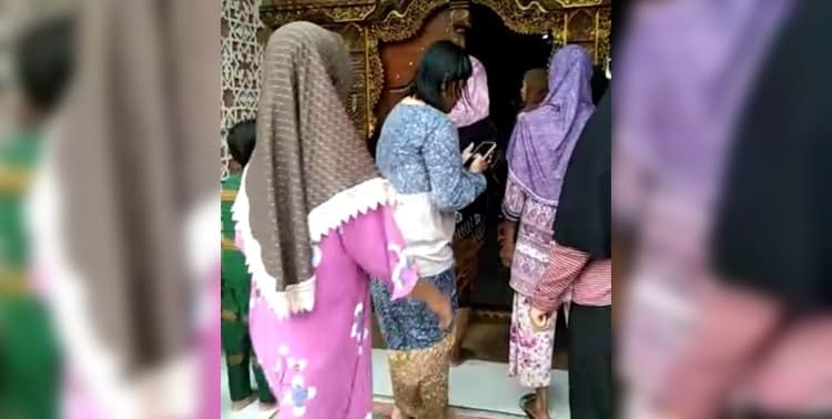 Puluhan warga yang didominasi kaum perempuan mendatangi rumah Kepala Desa Tanjung Pasir, Kecamatan Teluknaga, Kabupaten Tangerang, Minggu 24 April 2022.