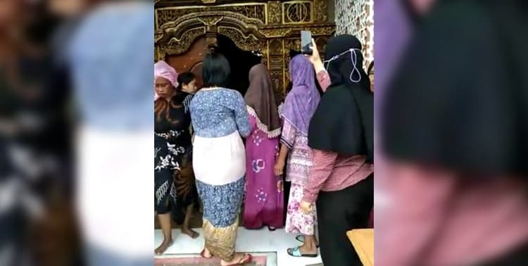 Puluhan warga yang didominasi kaum perempuan mendatangi rumah Kepala Desa Tanjung Pasir, Kecamatan Teluknaga, Kabupaten Tangerang, Minggu 24 April 2022.