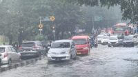 Hujan deras memicu banjir di ruas Jalan Raya Serang, Bitung, Kabupaten Tangerang, Sabtu 30 April 2022.