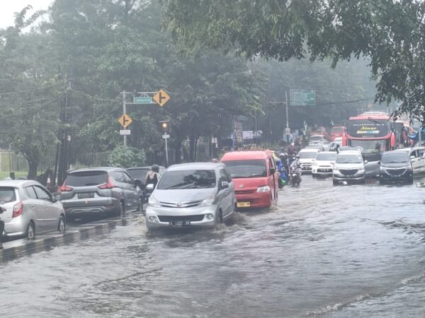 Hujan deras memicu banjir di ruas Jalan Raya Serang, Bitung, Kabupaten Tangerang, Sabtu 30 April 2022.