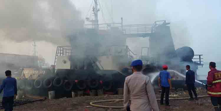 Kapal Tugboat Johan Jaya 113 terbakar pada saat perbaikan gear box mesin induk kanan di Jetty PT. KPB Bojonegara pada Jumat, 15 April 2022.