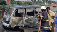 Sebuah mobil jenis Suzuki Carry 1500 cc minibus terbakar di Tol Tangerang - Merak kilometer 32, Sabtu pagi 9 April 2022.