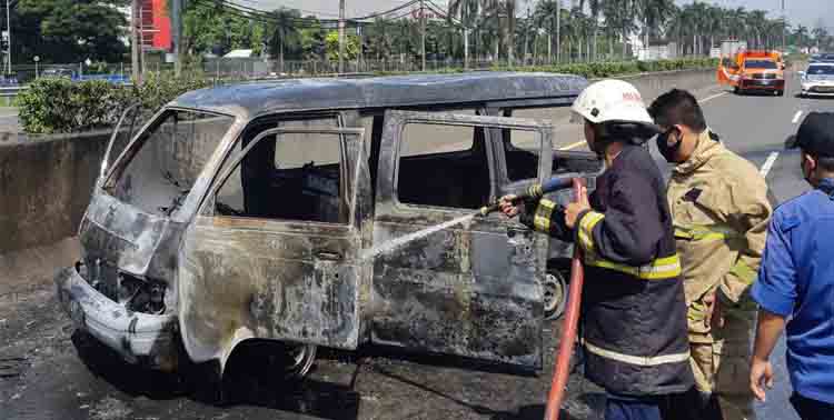 Sebuah mobil jenis Suzuki Carry 1500 cc minibus terbakar di Tol Tangerang - Merak kilometer 32, Sabtu pagi 9 April 2022.