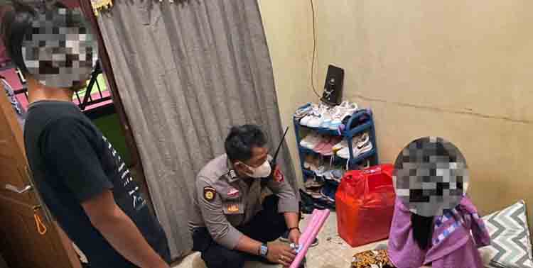 Sebanyak 4 pasangan bukan suami-istri kedapatan tengah berduaan di kamar kos-kosan saat malam hari di Kelurahan Penancangan, Kecamatan Cipocok Jaya, Kota Serang, Sabtu malam, 9 April 2022.