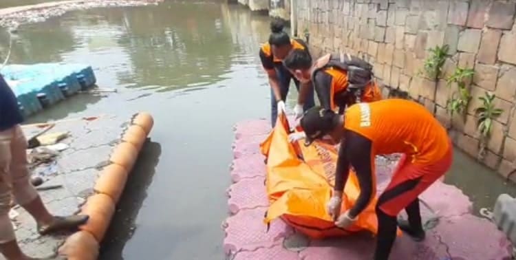 Tim SAR gabungan akhirnya berhasil menemukan jasad AF, 9 tahun, anak yang tenggelam di Kali Angke, Tangerang hari ini, Senin 2 Mei 2022.