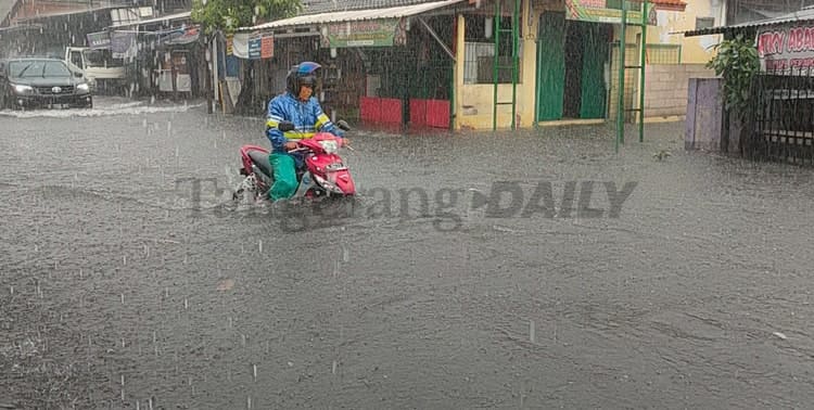 Hujan lebat yang mengguyur kawasan Perumnas Tangerang memicu banjir di Jalan Empu Barada Raya, Bencongan, Kabupaten Tangerang, Sabtu 7 Mei 2022.