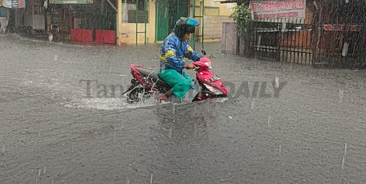 Banjir dengan ketinggian hingga 50 sentimeter terjadi di Jalan Empu Barada Raya, Keluarahan Bencongan, Kelapa Dua, Sabtu 7 Mei 2022.