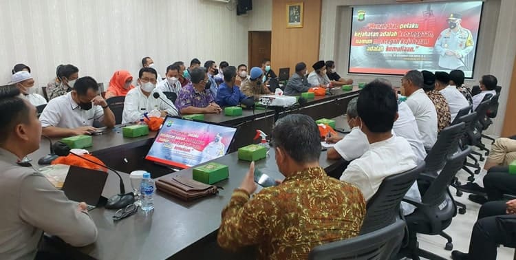 Polres Metro Tangerang memanggil 24 Kepala Sekolah jenjang SMP dan SMA yang siswanya sering terlibat tawuran atau demonstrasi, Jumat 13 Mei 2022.