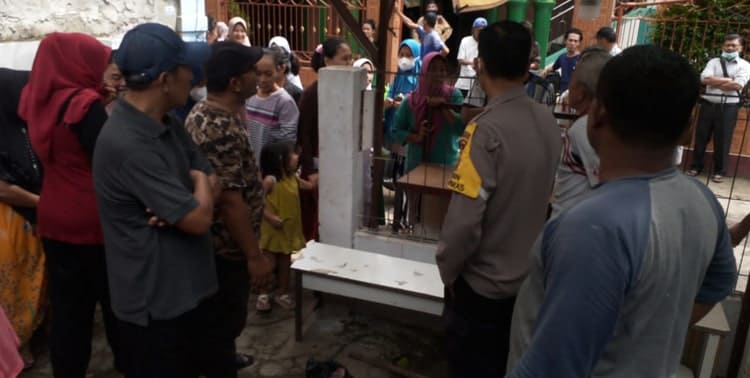Sesosok mayat bayi yang terbungkus kantong plastik ditemukan warga di kawasan Jalan Kenanga, Kecamatan Cipondoh, Kota Tangerang, Rabu 25 Mei 2022.