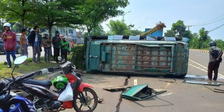 Kecelakaan lalu lintas merenggut nyawa satu penumpang minibus dan pemotor di jalan Boru-Palima tepatnya di Kampung Klatak, Kelurahan Cilaku, Kecamatan Curug Kota Serang.