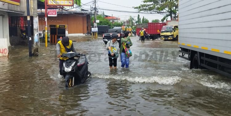 Hujan lebat yang mengguyur wilayah Kota Tangerang menyebabkan akses jalan tergenang banjir, salah satunya di Jalan Raya Villa Tangerang Indah, Periuk, Kota Tangerang.