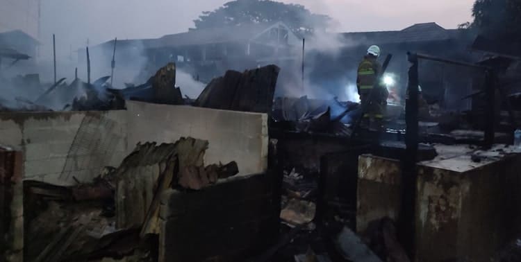 Sebanyak seratus lapak pedagang pasar tradisional Ciputat yang berada di jalan Haji Usman Kota Tangerang Selatan (Tangsel) hangus terbakar pada Rabu sore, 11 Mei 2022.