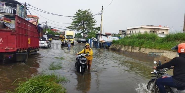 Pemicu banjir yang terjadi di Kecamatan Periuk pada Rabu, 11 Mei 2022, karena jebolnya kisdam (tanggul penahan sementara) di Kali Ledug, Priuk, Kota Tangerang.