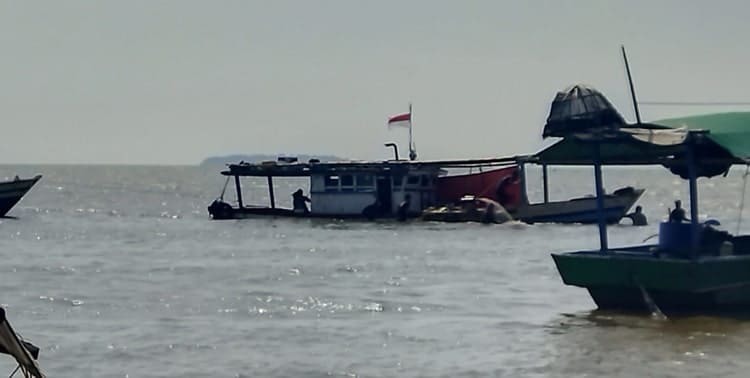 Kecelakaan laut terjadi di sekitar perairan Kabupaten Tangerang. Sebuah perahu wisata yang mengangkut ratusan wisatawan nyaris karam saat kembali dari Pulau Untung Jawa.