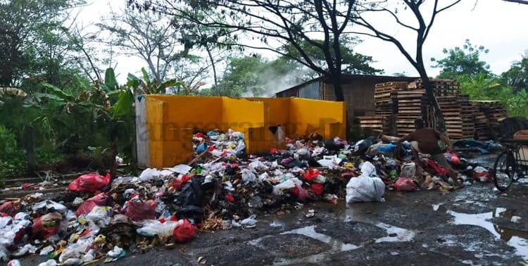Tumpukan sampah menutupi separuh Jalan Juanda, Kecamatan Batuceper, Kota Tangerang, Rabu 4 Mei 2022.
