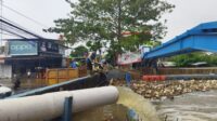 Usai Banjir, Sampah Menumpuk di Kali Ledug Periuk