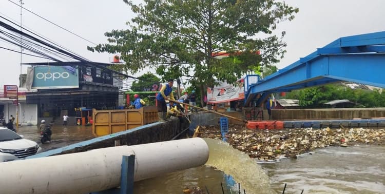 Banjir yang melanda kawasan Periuk, Kota Tangerang juga menimbulkan masalah lain, yaitu tumpukan sampah di kali Ledug.