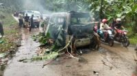 Sebuah minibus Daihatsu nopol B 1155 CTX hangus terbakar setelah tertabrak Toyota Avanza Nopol A1343 AN di jalan Raya Cileles-Gunung Kencana, Kabupaten Lebak.