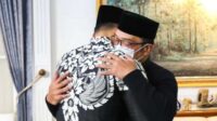 Ketua Umum Partai Demokrat Agus Harimurti Yudhoyono (AHY) memeluk erat Gubernur Jawa Barat Ridwan Kamil saat bertakziah ke Rumah Dinas Gubernur Jawa Barat di Gedung Pakuan, Kota Bandung, Rabu sore, 8 Juni 2022.