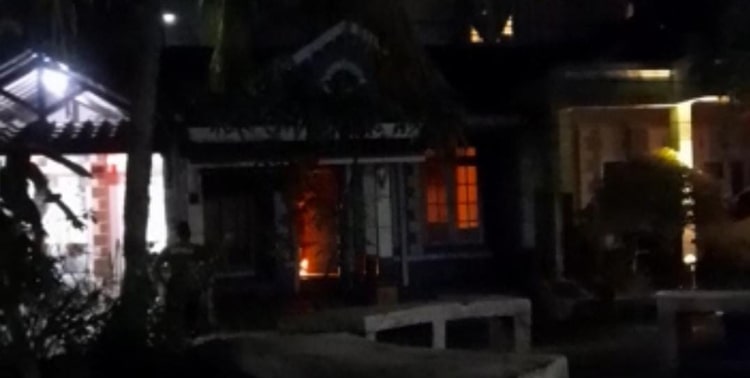 Kobaran api dari dalam sebuah rumah di Perumahan Taman Caribean Blok I 25 Nomor 11 membuat panik warga setempat. Peristiwa itu terjadi pada Selasa malam, 14 Juni 2022.