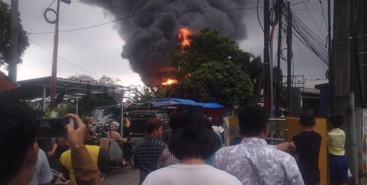 Kebakaran terjadi di PT Warna Prima Kimiatama, Jalan Raya Cukanggalih, Desa Cukanggalih, Curug, Kabupaten Tangerang, Kamis 9 Juli 2022.