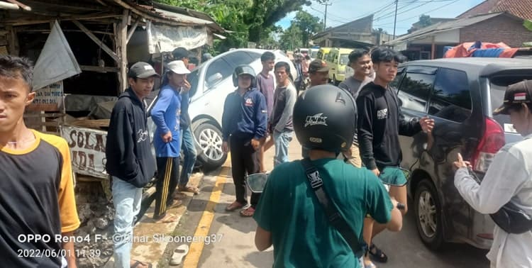 Kecelakaan lalu lintas terjadi Jalan Raya Palima-Cinangka, Kampung Cibodas, Desa Pasanggarahan Kecamatan Pabuaran, Kabupaten Serang, Rabu 1 Juni 2022.