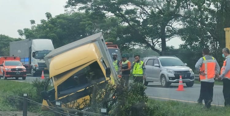 Sebuah truk boks nomor polisi B-9590-NCI mengalami kecelakaan tunggal di Jalan Tol Tangerang - Merak km 63, Rabu 15 Juni 2022.