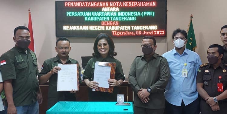 Kejaksaan Negeri Kabupaten Tangerang melakukan penandatanganan nota kesepahaman dengan Persatuan Wartawan Indonesia (PWI) Kabupaten Tangerang dalam rangka membangun sinergi penegakan hukum.