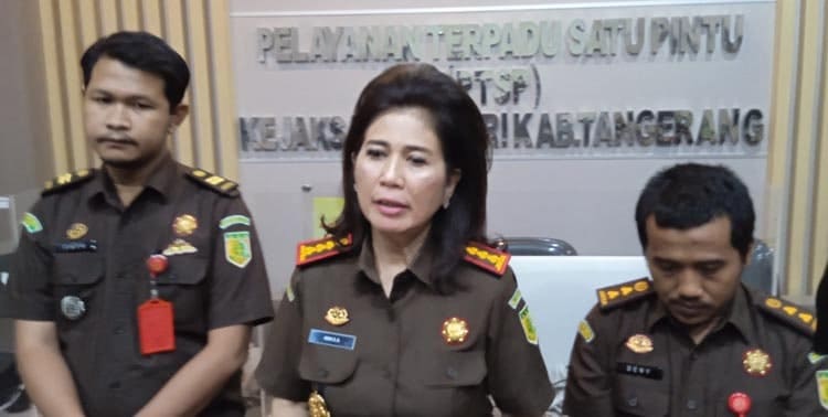 Kejari Kabupaten Tangerang menetapkan 5 tersangka dalam dugaan tindak pidana korupsi pengadaan mobil desa. Para tersangka itu 4 mantan kepala desa (kades) dan satu mantan anggota DPRD Kabupaten Tangerang.