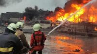 Sebanyak 45 personel pemadam kebakaran diterjunkan ke lokasi kebakaran di PT Warna Prima Kimiatama, Jalan Raya Cukanggalih, Desa Cukanggalih, Curug, Kabupaten Tangerang, Kamis 9 Juli 2022.