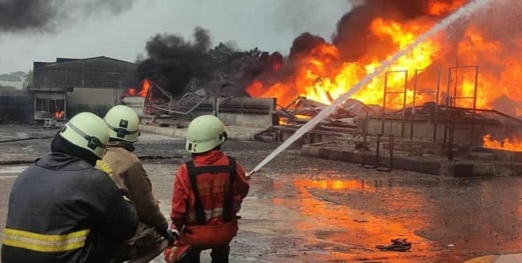 Sebanyak 45 personel pemadam kebakaran diterjunkan ke lokasi kebakaran di PT Warna Prima Kimiatama, Jalan Raya Cukanggalih, Desa Cukanggalih, Curug, Kabupaten Tangerang, Kamis 9 Juli 2022.