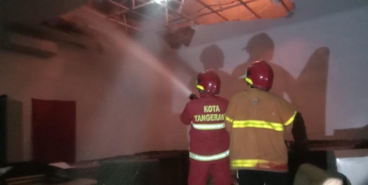 Salah satu ruangan di Sekolah Menengah Kejuruan (SMK) PGRI 1 Tangerang terbakar pada Jumat malam, 10 Juni 2022. Insiden tersebut diduga akibat korsleting listrik di ruang laboratorium sekolah tersebut.