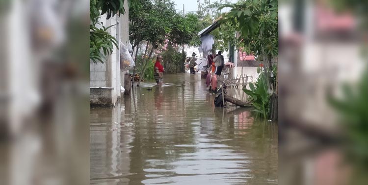 Sebanyak 1.704 warga Kampung Bering dan Cirumpak, Desa Tanjung Burung, Kecamatan Teluknaga, terdampak banjir, Selasa 7 Juni 2022.
