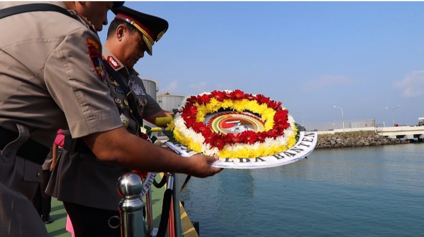 Sambut Hari Bhayangkara ke-76, Polda Banten Gelar Tabur Bunga dan Larung Laut di Perairan Merak