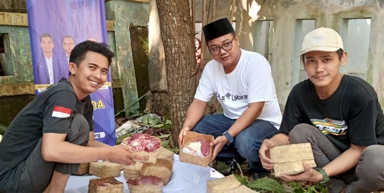 Pengurus DPD KNPI Kabupaten Tangerang berbagi daging hewan kurban kepada warga di sekitar Graha Pemuda.