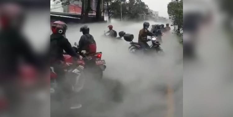 Warga di Jalan Gatot Subroto, Cimone Kota Tangerang panik dengan gas cair berisi kandungan karbon dioksida (CO²) yang menyelimuti kawasan jalan Gatot Subroto, Rabu pagi, 6 Juli 2022.