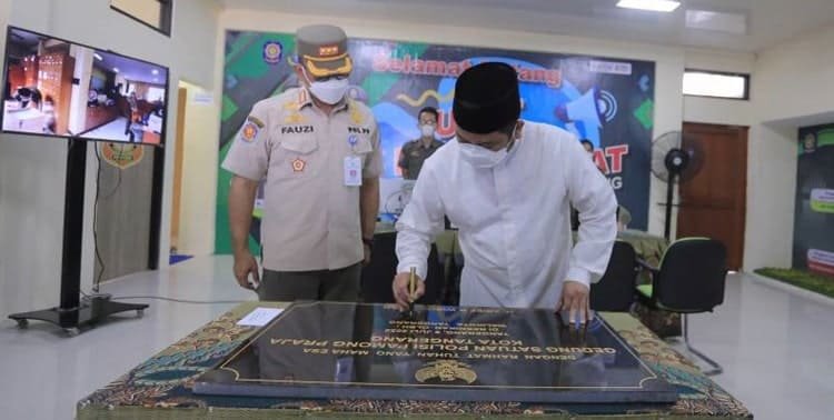 Wali Kota Tangerang Arief R Wismansyah meresmikan gedung baru Kantor Satuan Polisi Pamong Praja (Satpol PP) Kota Tangerang, Jumat 8 Juli 2022. Di kantor yang baru, Arif berharap agar Satpol PP dapat meningkatkan pelayanan.