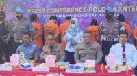 Satresnarkoba Polresta Tangerang dan Ditnarkoba Polda Banten berhasil menangkap pengedar narkoba jaringan internasional. 4 dari 7 tersangka warga Kabupaten Tangerang.