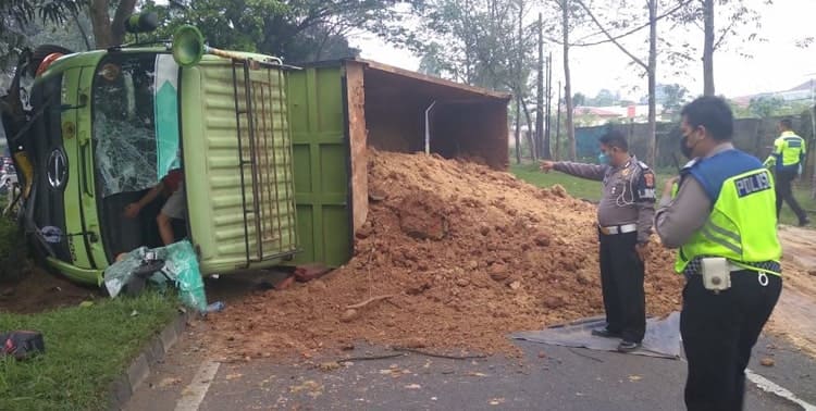 Kecelakaan tunggal menimpa truk bermuatan tanah di Jalan Raya Syeh Nawawi tepatnya depan Kantor Kecamatan Cikupa Kabupaten Tangerang, Sabtu 2 Juli 2022.