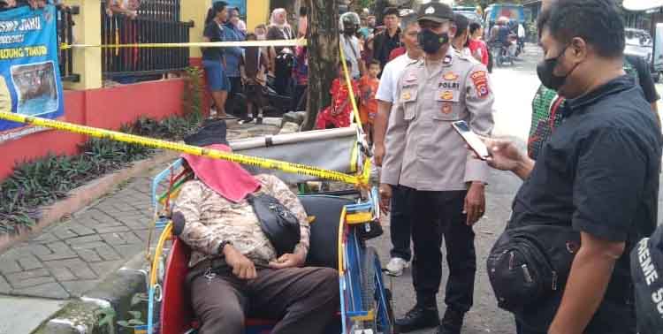Seorang penarik becak meninggal dunia di depan SDN 2 Muara Ciujung Timur, Jalan Ir Juanda, Muara Ciujung Timur, Kecamatan Rangkasbitung, Kabupaten Lebak, Jumat 29 Juli 2022.