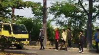 Meski berbahaya untuk keselamatan jiwa, tetapi aksi menumpang kendaraan dengan menghadang truk di jalan raya masih terjadi di wilayah Kota Tangerang.
