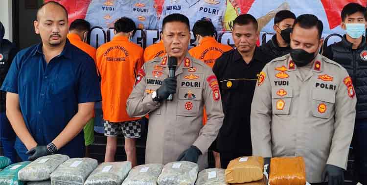 Empat orang pengedar narkotika jenis ganja ditangkap Polres Kota Tangerang Selatan (Tangsel). Polisi mengamankan 39 kilogram ganja.