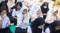 Sekitar sepuluh ribu remaja putri di Kota Tangerang Selatan (Tangsel) mengikuti gerakan minum tablet tambah darah serentak, Sabtu 30 Juli 2022.
