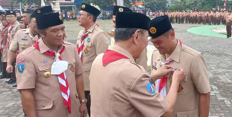 Andalan Kwartir Cabang Praja Muda Karana (Kwarcab Pramuka) Kabupaten Tangerang Hendra meraih penghargaan Lencana Pancawarsa II dari Kwarda Banten atas kesetiaannya sebagai anggota Pramuka.