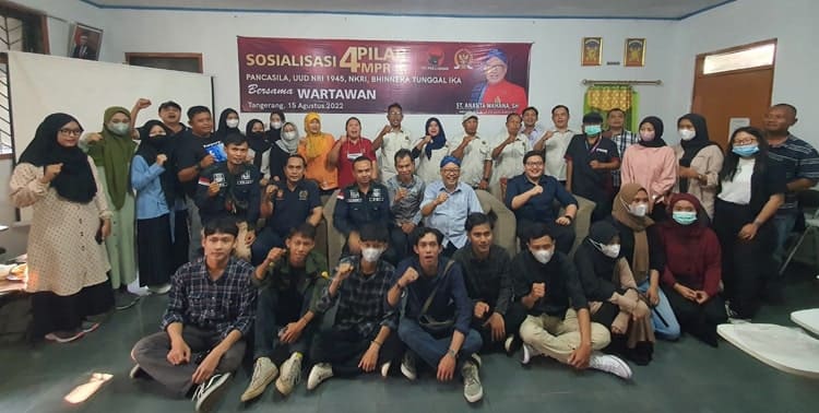 Anggota MPR RI Dapil III Tangerang Ananta Wahana mengajak wartawan di Tangerang terus menjadi perekat persatuan bangsa.